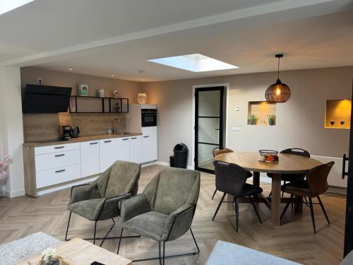 Kuchyň nebo kuchyňský kout v ubytování Cosy lodge in beautiful walking and cycling surroundings