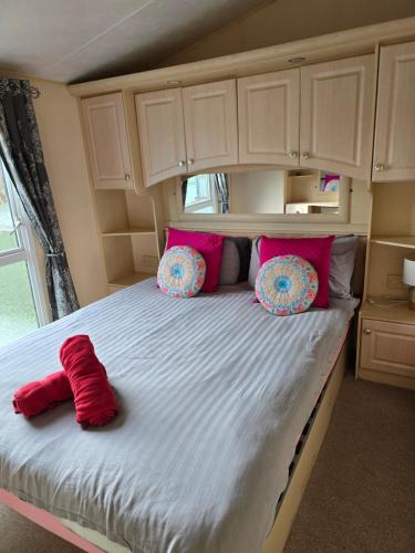 Postel nebo postele na pokoji v ubytování Wonderful 2 bedroom mobile home