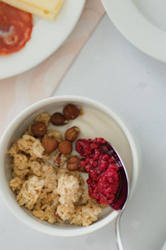 フメンネーにあるHotel Alibabaのナッツとクランベリーが入ったボウルとスプーン