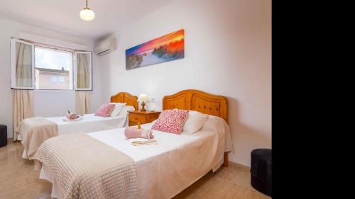 Sirena في بورت ذالكوذيا: غرفة نوم بها سريرين ونافذة