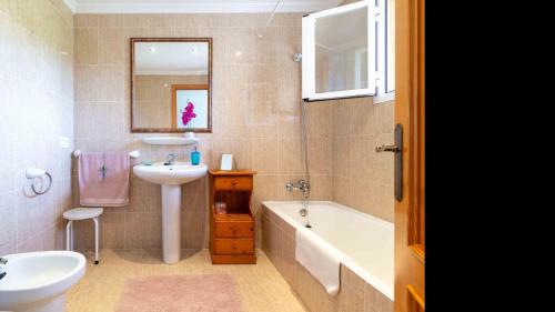 Sirena في بورت ذالكوذيا: حمام مع حوض وحوض ومغسلة ومرحاض