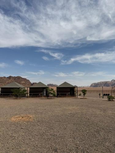 um conjunto de edifícios no meio do deserto em Ayloulcamp em Disah