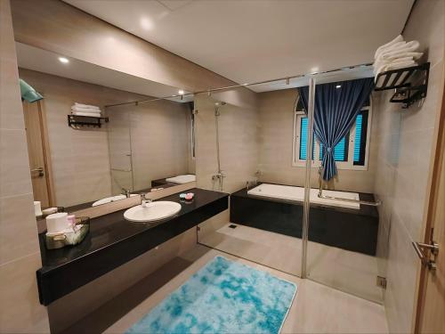 un baño con lavabo y espejo en SUN House, en Phu Quoc