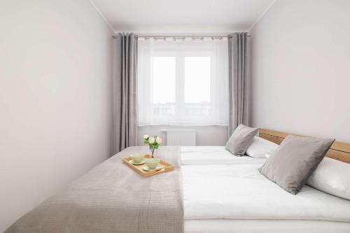 Ένα ή περισσότερα κρεβάτια σε δωμάτιο στο Poezji Gliwice Modern&Bright Apartment with Balcony by Noclegi Renters