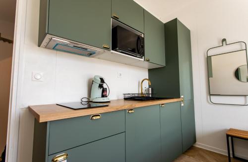 Kuchyň nebo kuchyňský kout v ubytování Cocon Moderne Compans Caffarelli - Métro, Charme & Confort