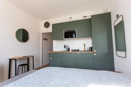 Kuchyň nebo kuchyňský kout v ubytování Cocon Moderne Compans Caffarelli - Métro, Charme & Confort