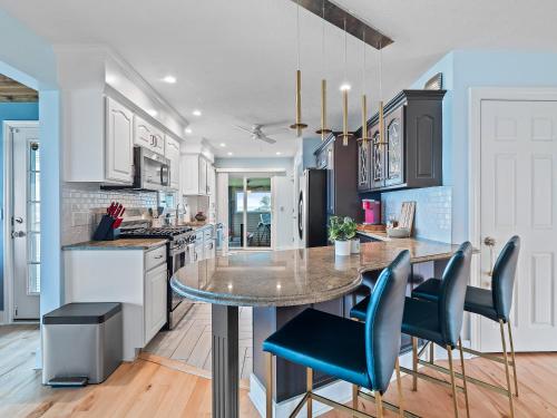 Kuchyň nebo kuchyňský kout v ubytování Lakefront Luxury - Kayaks - 4 Bedrooms - 3 Full Baths - Sleeps 8