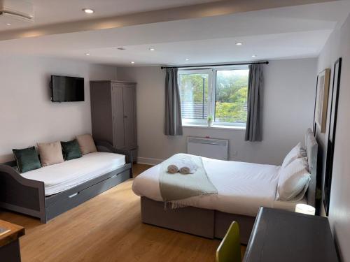 a small bedroom with a bed and a couch at Newcastle Executive Stays in Newcastle upon Tyne