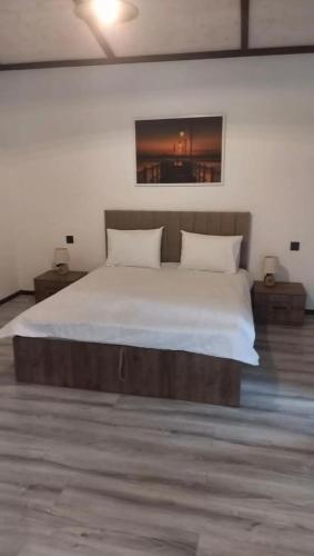 Llit o llits en una habitació de Ağ Evlər
