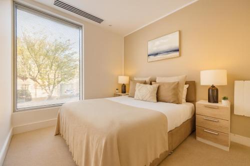 Postel nebo postele na pokoji v ubytování Modern Flat near Heathrow Airport