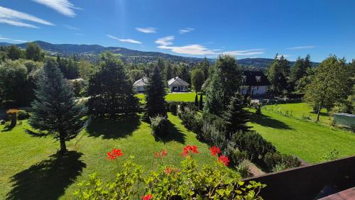una vista aérea de un patio con árboles y flores en VILLA MEDICA - Ośrodek wypoczynkowy z basenem oraz pełnym wyżywieniem, en Rabka