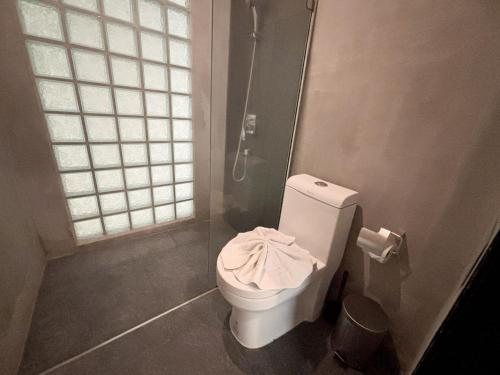 une salle de bain avec toilettes et douche dans l'établissement Design Duplex Pavillion 2 BR Natural Park P11, à Kamala Beach