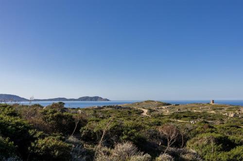 uitzicht op de oceaan vanaf de top van een heuvel bij Casa Mediterranio in Lumio