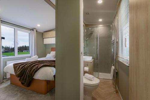 - une chambre avec un lit, une douche et des toilettes dans l'établissement Bower lodge 72, à Cameron