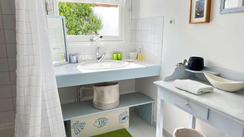 Koupelna v ubytování Maison à côté de la plage et des dunes, avec piscine