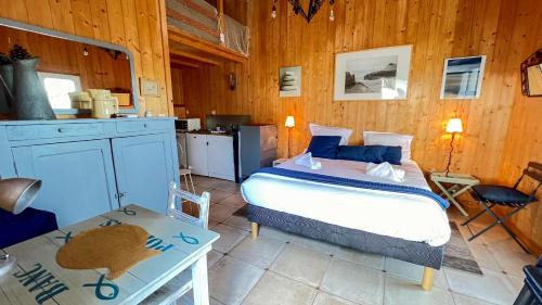 Postel nebo postele na pokoji v ubytování Maison à côté de la plage et des dunes, avec piscine