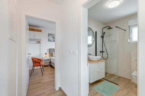 een badkamer met douche, toilet en wastafel bij Apartmani Zaja in Trogir