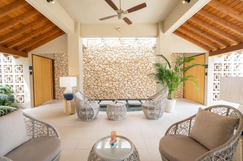 a living room with chairs and a ceiling fan at THE GARDEN Bise ザガーデンビセ ｰ沖縄北部本部町備瀬にあるラグジュアリーヴィラｰ"オープン記念特別ご優待" in Motobu