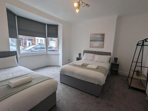 サンダーランドにあるSunderland Two Bed Apartmentsのベッド2台と窓のある寝室