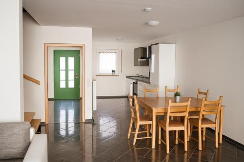 a kitchen and dining room with a table and chairs at SUNNYHOME Monteurwohnungen und Apartments nahe Regensburg in Obertraubling