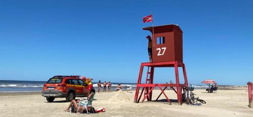 Casa en Barra del Chuy-Alvorada reserva con Seña !! في بارا ديل تشوي: برج إنقاذ على الشاطئ مع محطة إنقاذ