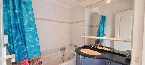 een badkamer met een wastafel en een spiegel bij Appartement dans résidence avec piscine in La Couarde-sur-Mer
