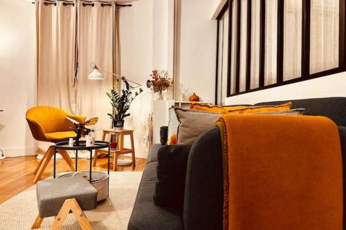 Χώρος καθιστικού στο Modern apartment in Courbevoie near the park