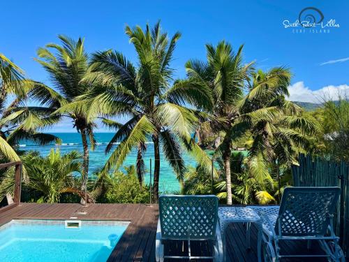 セール島にあるSouth Point Villas Cerf Islandのリゾートのバルコニーから海の景色を望めます。