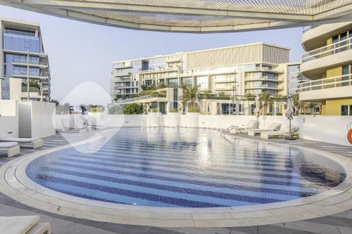 a swimming pool in the middle of a building at Bloomfields Elegance 2br Ajwan Soul Beach Access in Abu Dhabi