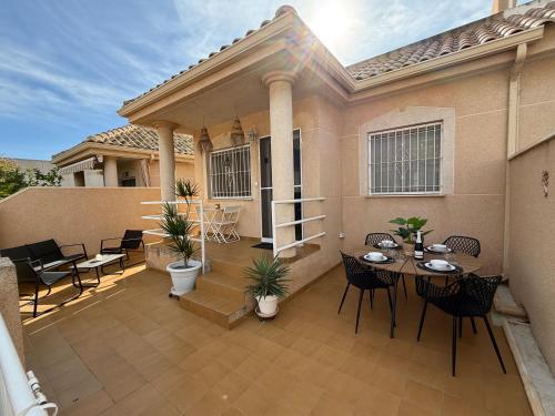 2-Bedroom Bungalow with Roof Terrace - Central La Zenia - Free WiFi