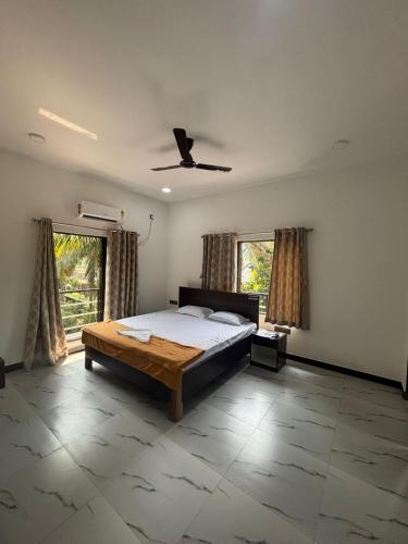 Postel nebo postele na pokoji v ubytování Samudra Courtyard