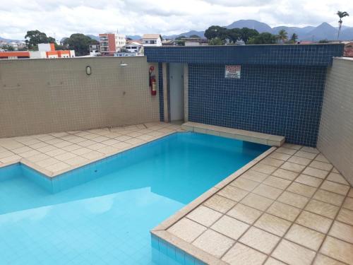a swimming pool on the roof of a building at Cobertura no Centro de Guarapari in Guarapari