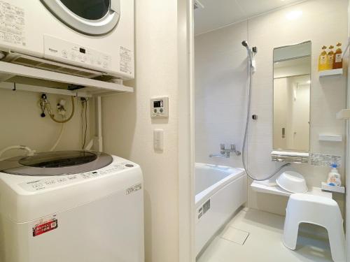 ein kleines Badezimmer mit Waschmaschine und Waschbecken in der Unterkunft Grandioso Onna 7-D - Vacation STAY 10596v in Atsutabaru