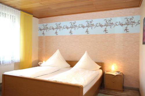 Ένα ή περισσότερα κρεβάτια σε δωμάτιο στο Ferienwohnung Hartmann Medebach