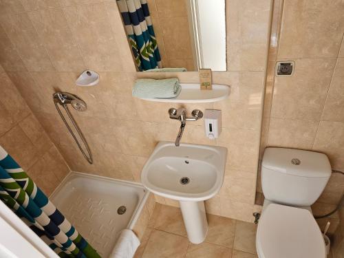 热舒夫Hotel Eden 24h的带水槽、马桶和淋浴的浴室