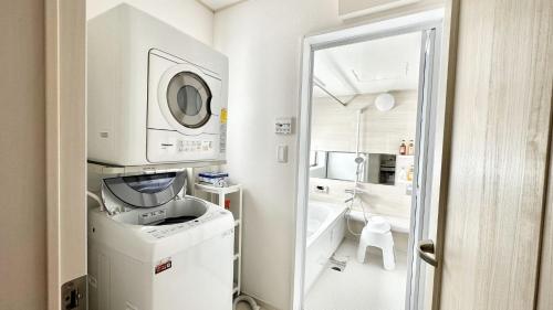 eine Waschküche mit Waschmaschine in der Unterkunft Grandioso Onna 7-D - Vacation STAY 17402v in Atsutabaru