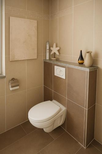 a bathroom with a white toilet in a room at SUNNYHOME Ferienwohnung am Brückelsee in Wackersdorf
