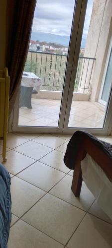 ein Raum mit Fenster und Fliesenboden in der Unterkunft To Σπιτι του Θωμά in Kardítsa