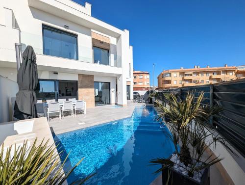 Bazén v ubytování R-40-A Lujo con jacuzzi nebo v jeho okolí