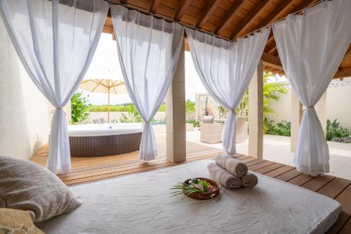 Postel nebo postele na pokoji v ubytování THE GARDEN Bise ザガーデンビセ ｰ沖縄北部本部町備瀬にあるラグジュアリーヴィラｰ