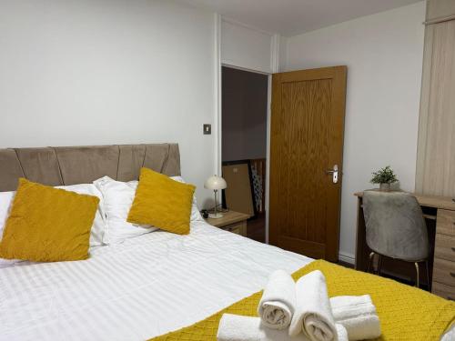 Voodi või voodid majutusasutuse Bright & Stylish 3br Home Near Manchester Centre toas