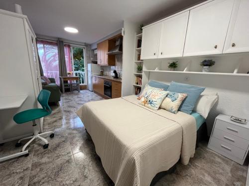 ein Schlafzimmer mit einem Bett mit blauen Kissen in der Unterkunft Sandra's home in La Pineda