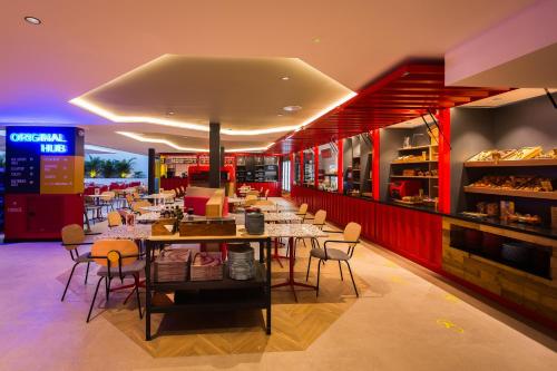 Un comedor con mesas y sillas en un restaurante. en Sholeo Lodges Maspalomas, en Playa del Inglés