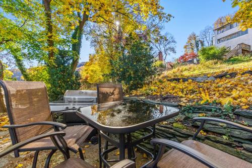 Una mesa y sillas en un patio con hojas de otoño. en Historic Home in Harpers Ferry National Park, en Harpers Ferry