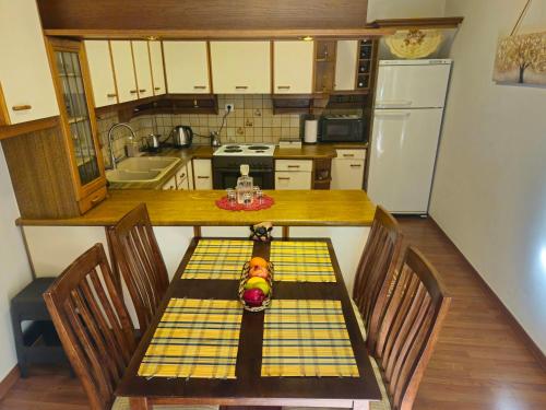 Una pequeña cocina con una mesa con un juguete encima. en Calliope's Home, en Tríkala