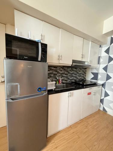 Η κουζίνα ή μικρή κουζίνα στο 1 Bedroom Condo at Lahug IT Park Cebu City