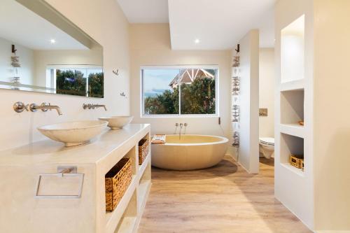 Ένα μπάνιο στο MBIZI lagoon house by Host Agents