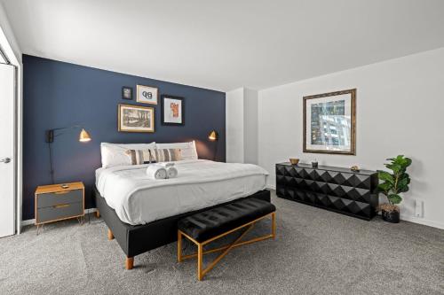 Un dormitorio con una cama y una pared azul. en 1777 Larimer 910, en Denver