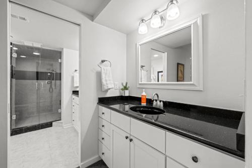 Un baño blanco con lavabo y ducha en 1777 Larimer 910, en Denver