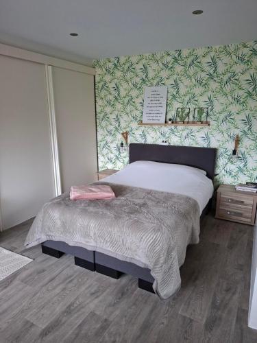 a bedroom with a large bed with a wall at Sfeervolle 2 persoons studio in Bakkeveen in Bakkeveen